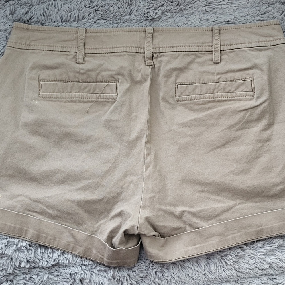 😁*BOGO SALE*😁 DKNY tan jean shorts size 8